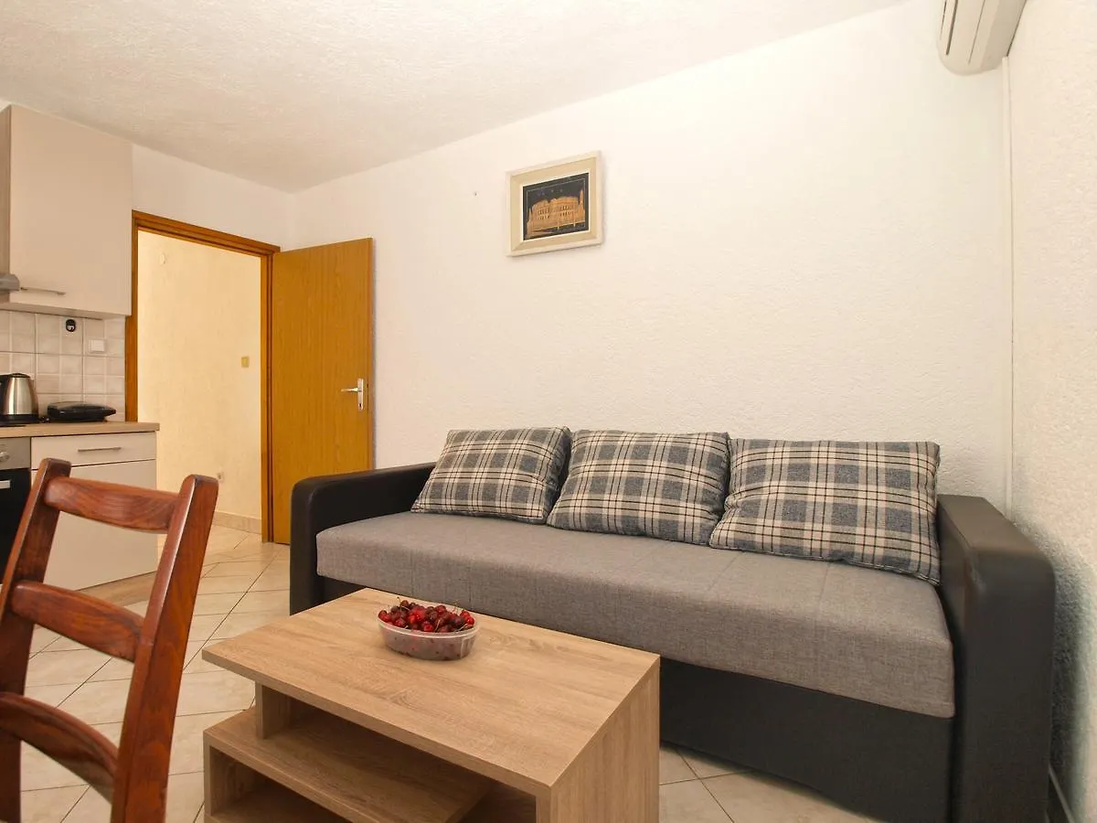 Apartments Mirko 647 Pula 0*,  Croatia