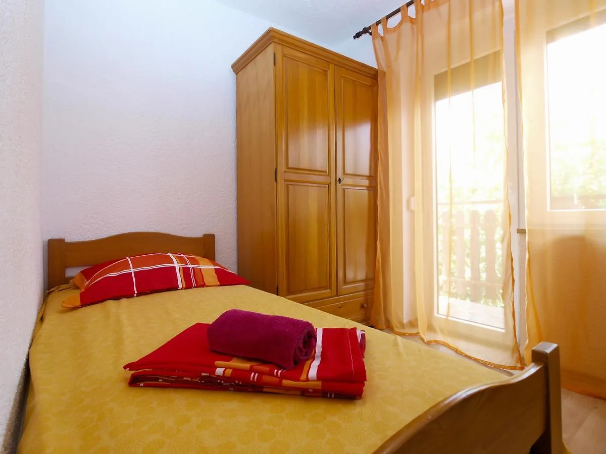 Apartments Mirko 647 Pula 0*,