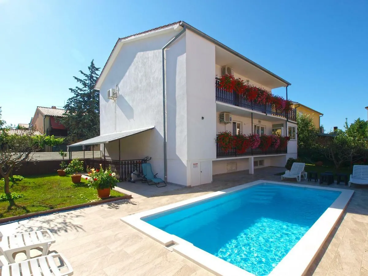 Apartments Mirko 647 Pula 0*,