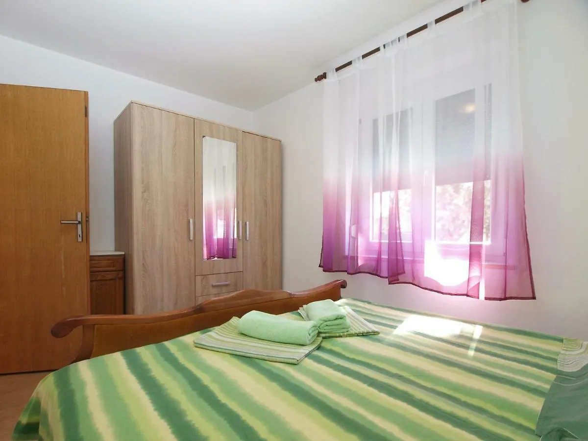 Apartments Mirko 647 Pula 0*,